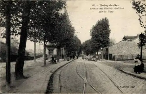 Ak Noisy le Sec Seine Saint Denis, Avenue du Général Gallieni am Bahnhof