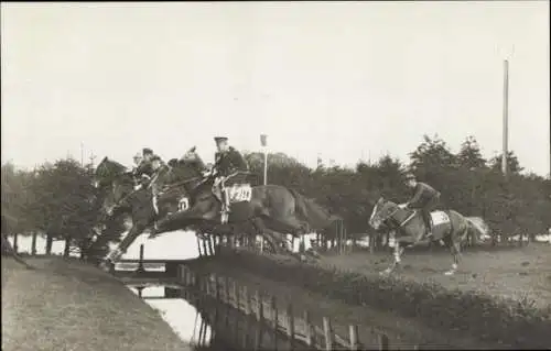 Foto Ak Jockeys zu Pferde, Sprung über Fluss, Hürde, Springreiten