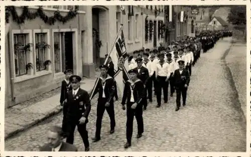 Foto Ak Malchin in Mecklenburg, Festzug, Seeleute in Uniform