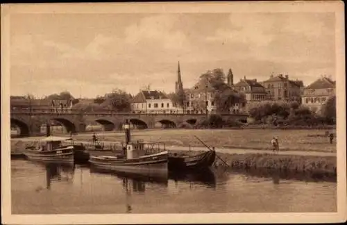 Ak Saarbrücken im Saarland, An der alten Brücke, kleinere Schiffe, Teilansicht der Stadt