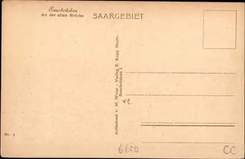 Ak Saarbrücken im Saarland, An der alten Brücke, kleinere Schiffe, Teilansicht der Stadt