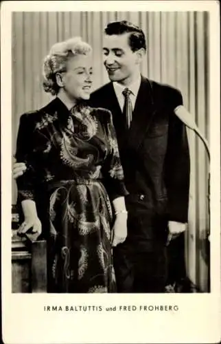 Ak Sänger Fred Frohberg und Irma Baltuttis, Mikrofon