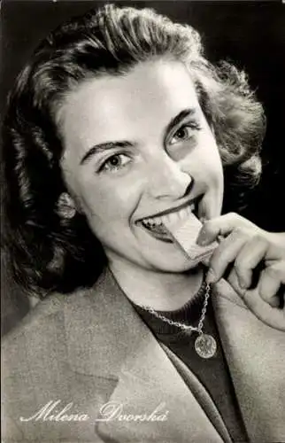 Ak Schauspielerin Milena Dvorska, Portrait, Waffel essend