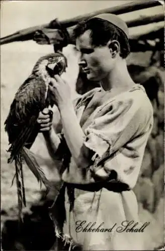 Ak Schauspieler Ekkehard Schall, Portrait mit Papagei, Filmszene