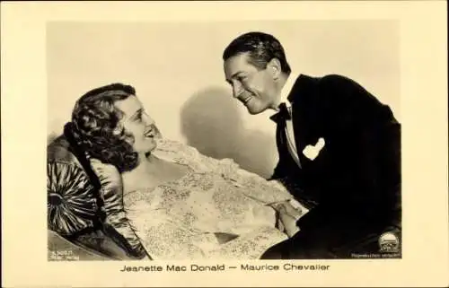 Ak Schauspielerin Jeanette MacDonald, Schauspieler Maurice Chevalier, Filmszene