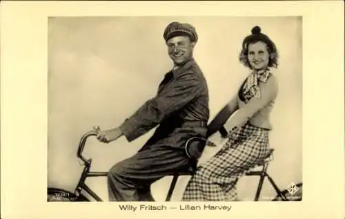 Ak Schauspielerin Lilian Harvey und Schauspieler Willy Fritsch, Fahrrad, Tandem, Autogramm W. F.