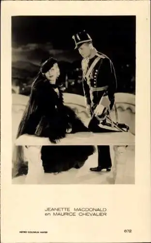 Ak Schauspieler Maurice Chevalier, Schauspielerin Jeanette MacDonald, Portrait, Uniform, Winter