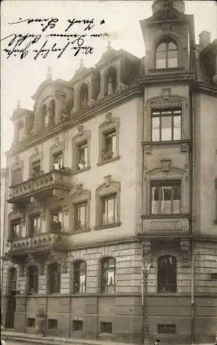 Foto Ak Pforzheim im Schwarzwald, Wohnhaus, Straße, Balkon