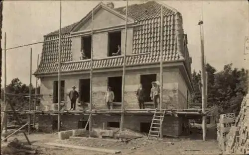 Foto Ak Halberstadt am Harz, Baustelle, Bau eines Hauses, Bauarbeiter