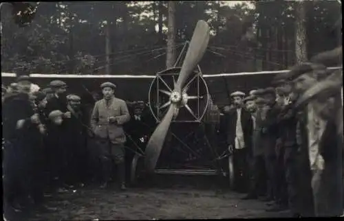 Foto Ak Zivilflugzeug, Propeller, Wald