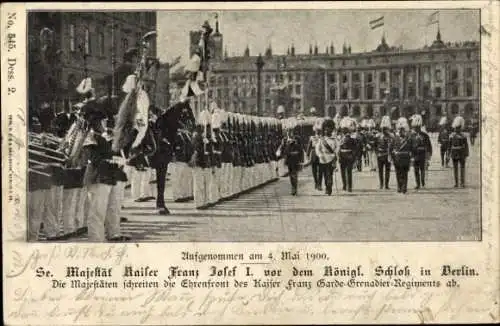 Ak Berlin Mitte, Kaiser Franz Joseph I. vor dem Königlichen Schloss 1900, Garde Grenadier Regiment