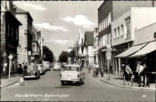 Ak Nordenham in Oldenburg Niedersachsen, Bahnhofstraße, Verkehr, Passanten, Apotheke