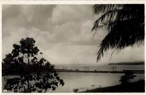 Ak Panama, Blick auf Kanal mit Eisenbahndamm und Meer