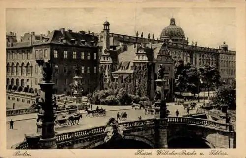 Ak Berlin Mitte, Kaiser Wilhelm Brücke, Schloss, Kutschen