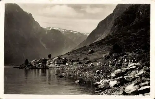 Ak Gudvangen Norwegen, Ufer, Berge, Häuser