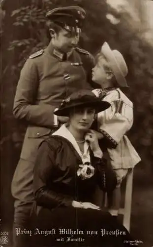 Ak Prinz August Wilhelm von Preußen mit Familie, Alexandra Viktoria, Alexander Ferdinand