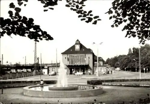 Ak Glauchau in Sachsen, Bahnhof, Vorplatz mit Springbrunnen