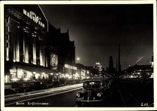 Foto Ak Berlin Charlottenburg, Kurfürstendamm, Haus Wien, Nachtbeleuchtung, Autos