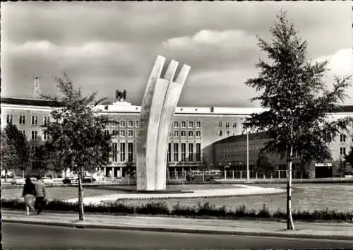 Ak Berlin Tempelhof, Luftbrücken-Denkmal