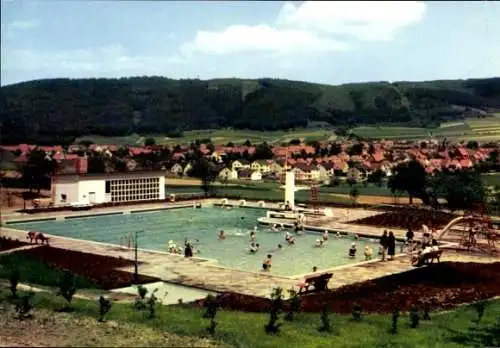 Ak Veckerhagen Reinhardshagen an der Weser, Das Schwimmbad mit Ortschaft