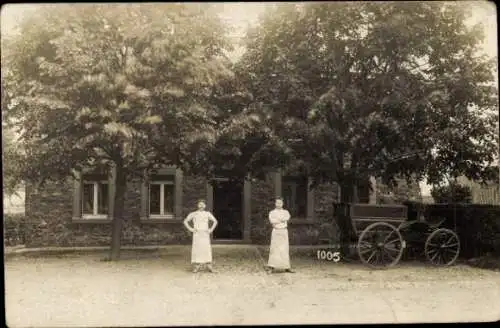 Foto Ak Aachen, zwei Frauen am Backsteinhaus, Kutsche