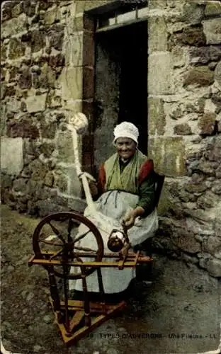 Ak Auvergne, Französische Volkstracht, Frau am Spinnrad