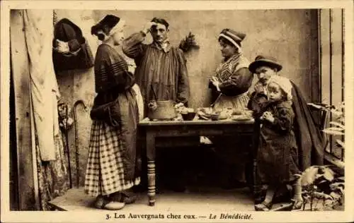 Ak Auvergne, Französische Volkstracht, Familienbild