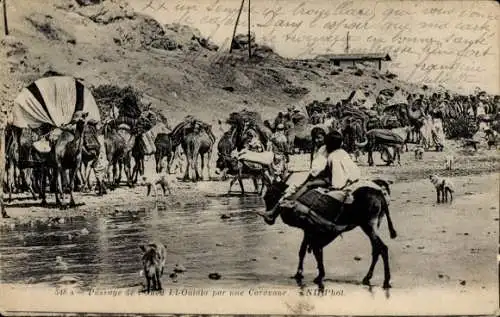 Ak-Passage von Oued El Outaia mit einer Karawane