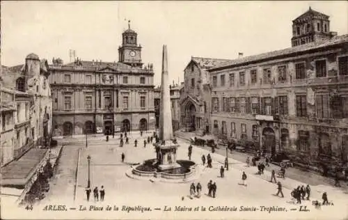 Ak Arles Bouches du Rhône, Place de la République, Rathaus, Kathedrale Sainte Trophime