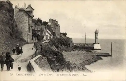 Ak Saint Brieuc Côtes d'Armor, Unter dem Turm, Der Leuchtturmpfad