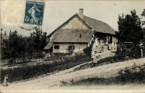 Ak Haute Marne, Gebäude, Wegepartie, Frau