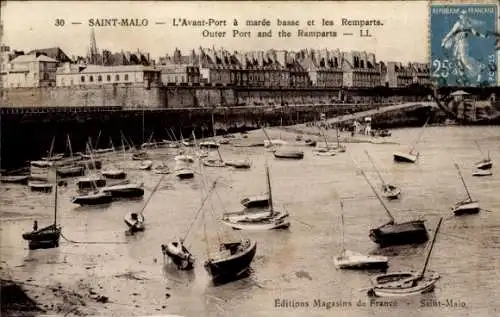 Ak Saint Malo Ille et Vilaine Bretagne, L'Avant Port bei Ebbe, Les Remparts