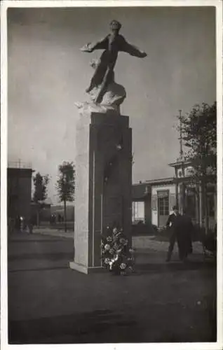 Foto Le Bourget Seine Saint Denis, Nunessel Monument, Coli Lindbergh, Robert Jackson, Aviator