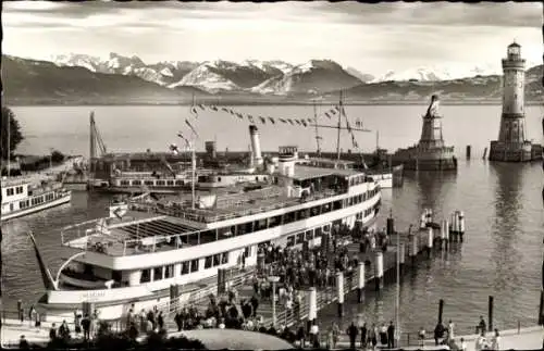 Ak Lindau am Bodensee Schwaben, Salondampfer im Hafen, Leuchtturm