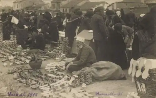 Foto Ak Skopje Üsküb Mazedonien, Markt, Holzschuhe