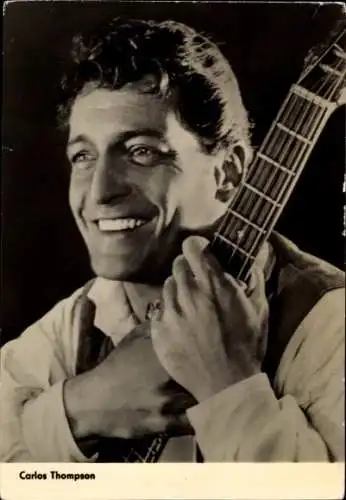 Ak Schauspieler Carlos Thompson, Portrait, Gitarre