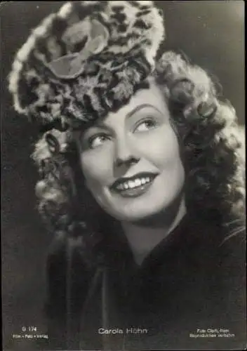 Ak Schauspielerin Carola Höhn, Portrait, Pelzmütze