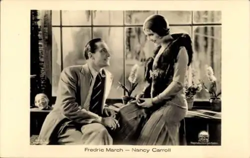 Ak Schauspieler Fredric March, Schauspielerin Nancy Carroll, Pelzkragen, Fenster