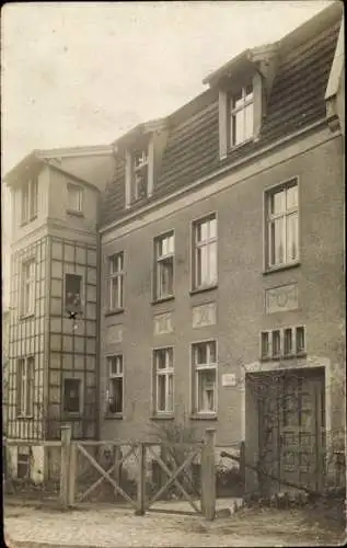 Foto Ak Bornim Potsdam, Wohnhaus, Zaun, Menschen am Fenster