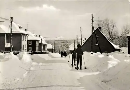 Ak Grünbach im Vogtland, Vogtlandwinter, Straßenpartie, Schnee, Skifahrer