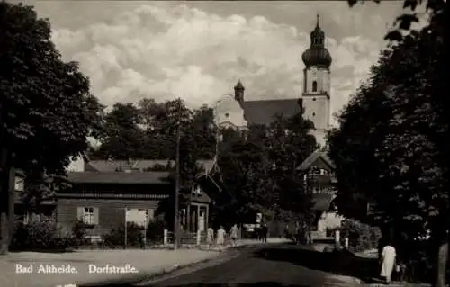 Ak Polanica Zdrój Bad Altheide Schlesien, Dorfstraße und Kirche, Passanten