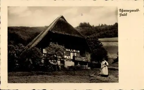 Ak Schwarzwald, Schwarzwaldhaus, Frau mit Harke