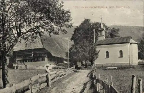 Ak Schwarzwald, Schwarzwaldhaus, Kapelle, Mann am Zaun