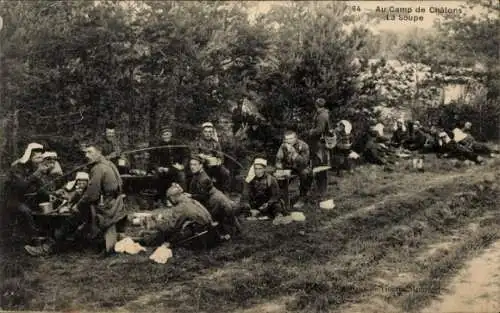 Ak Aux Camp de Chalons, La Soupe, französische Soldaten