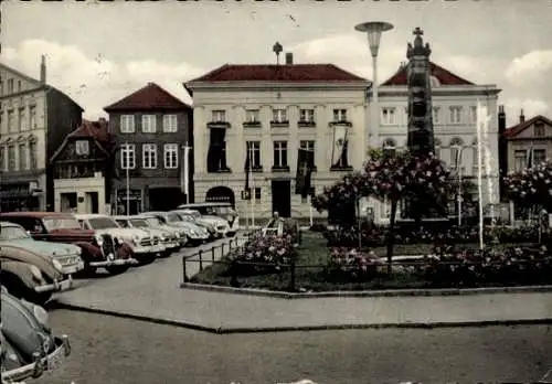 Ak Eutin in Ostholstein, Markt mit Rathaus, Denkmal