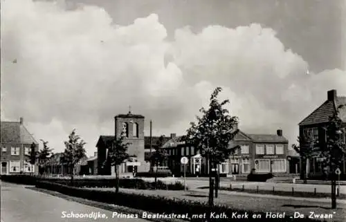 Ak Schoondijke Sluis Zeeland Niederlande, Prinses Beatrix Street mit Kirche und Hotel De Zwaan