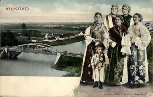 Ak Vinkovci Kroatien, Gesamtansicht, Brücke, Volkstrachten