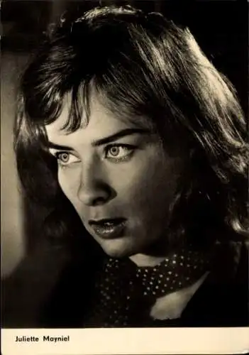 Ak Schauspielerin Juliette Mayniel, Portrait mit Halstuch, Film Kirmes