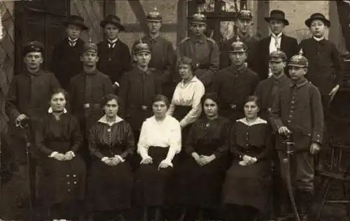 Foto Ak Kinder in Uniformen, Soldaten, Zivilisten, Gruppenbild