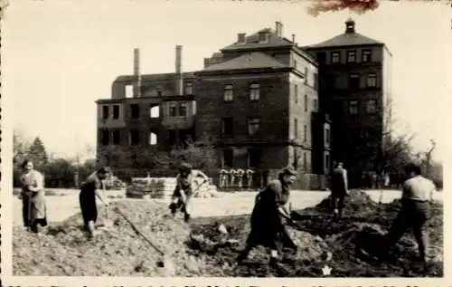 Foto Baustelle, Frauen und Männer mit Schaufeln, Gebäude